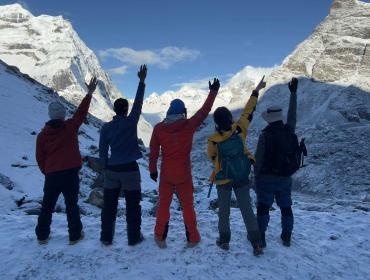 travelers-on-Mera-Peak 