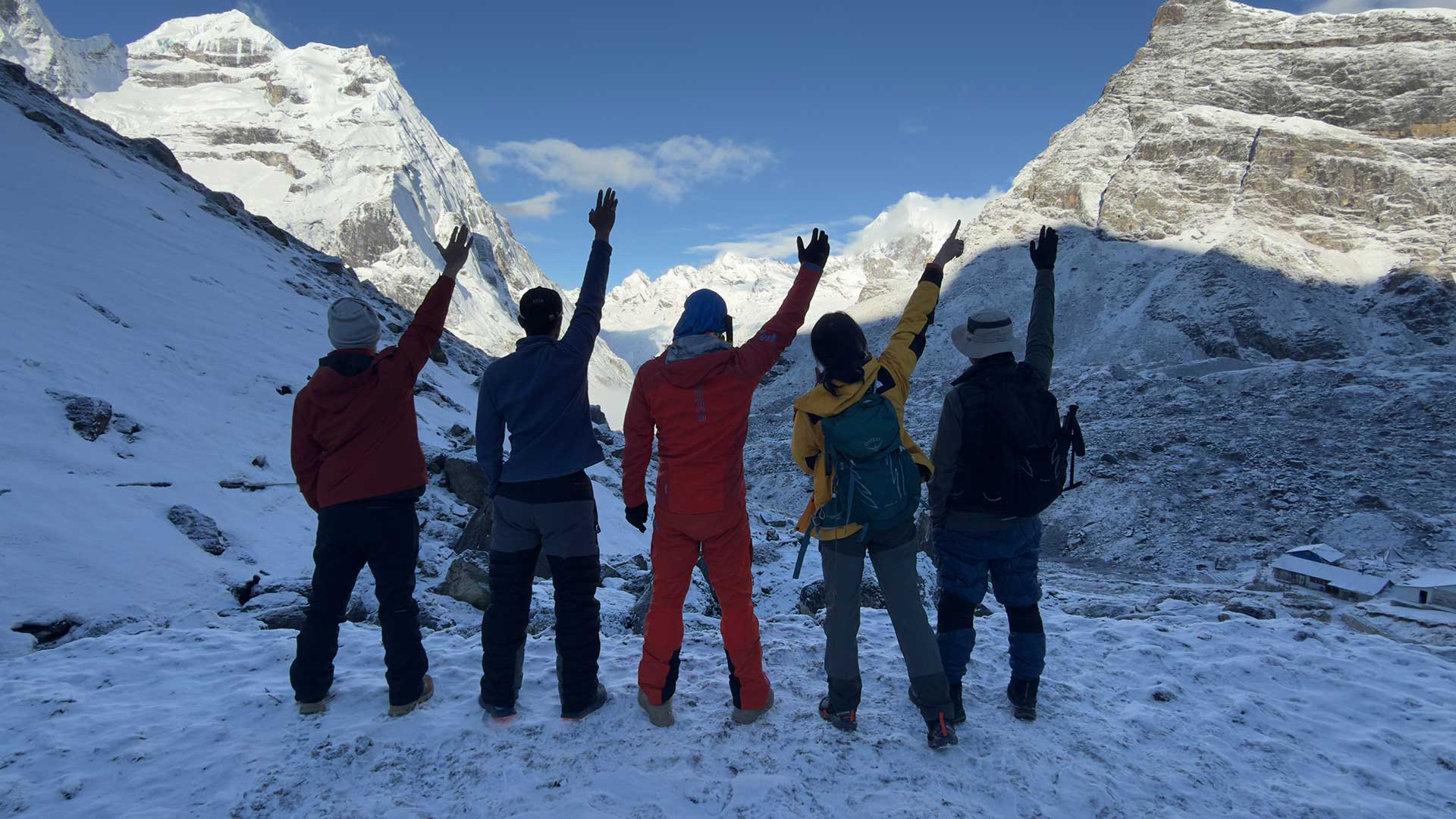 travelers-on-Mera-Peak 