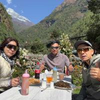 trekkers-enjoying-food