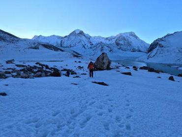 Amphu-Laptse-Pass-Trek 