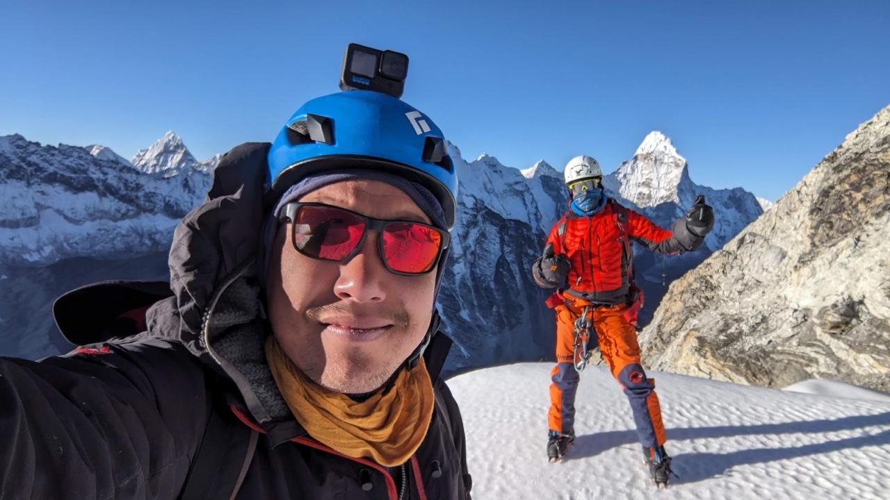 Mera Peak vs Island Pe...